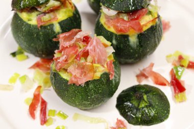 Doldurulmuş yuvarlak kabakları. Gıda.