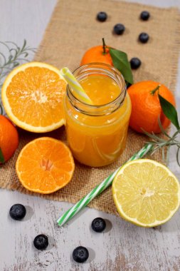 Taze meyve suyu. Diyet içecek.