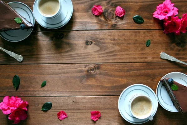 Choklad Tårta Kaffe Och Blommor Träbord Valentines Mors Dag Bröllop — Stockfoto