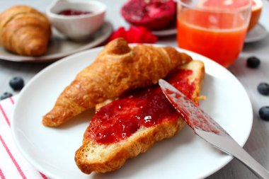 Portakal suyu ve kahvaltımızda kahvaltı. Üstten Görünüm.