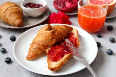 Portakal suyu ve kahvaltımızda kahvaltı. Üstten Görünüm.