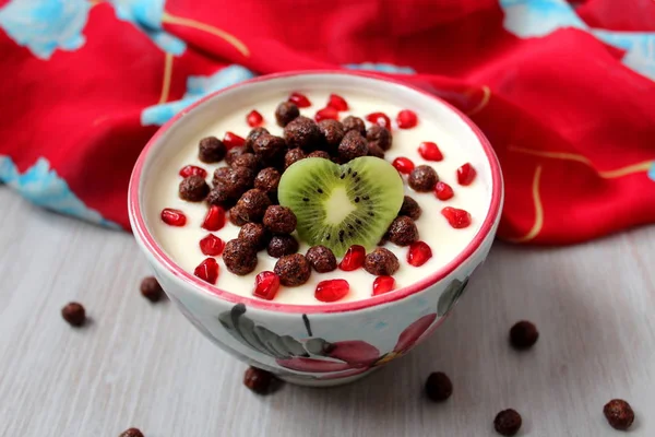 Hälsosam Frukost Yoghurt Med Choklad Flingor Kiwi Och Granatäpple Dietmat — Stockfoto