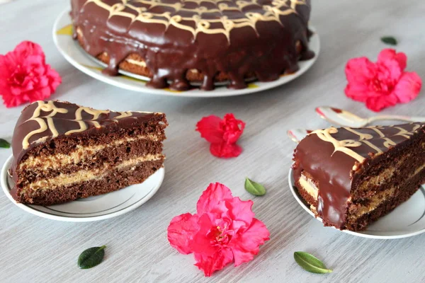 Hemgjord Chokladkaka Träbordet — Stockfoto