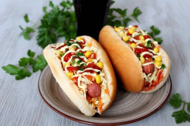 Sebze ve cola içecek ahşap arka plan üzerinde sosisli. Üstten Görünüm.