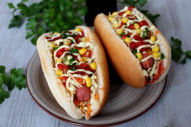 Sebze ve cola içecek ahşap arka plan üzerinde sosisli. Üstten Görünüm.