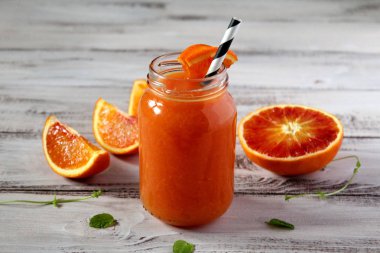 Ahşap masa üzerinde taze portakal suyu. Üstten Görünüm.