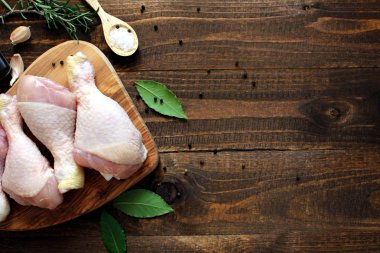 Yemek pişirmek için malzemelerle çiğ tavuk. Üstten Görünüm.