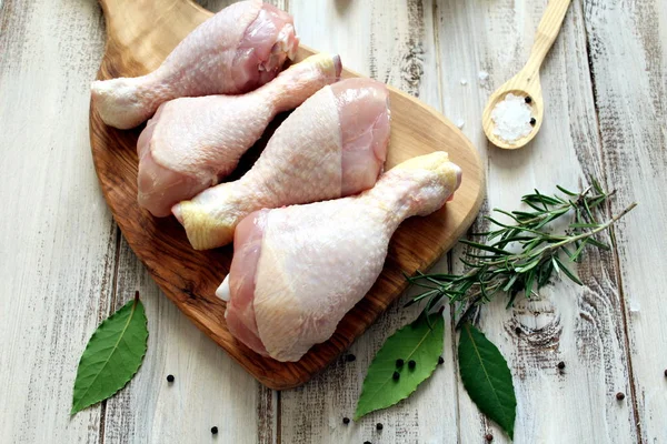 Куриные Ножки Ингредиентами Приготовления Пищи Деревянном Фоне Вид Сверху — стоковое фото