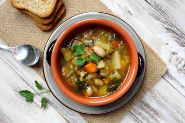 Ahşap masa üzerinde sebze çorbası. Vejetaryen ve vegan gıda. Üstten Görünüm.