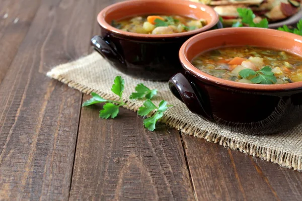 木製のテーブルの上の野菜のスープ ベジタリアンやビーガンの食品 トップ ビュー — ストック写真