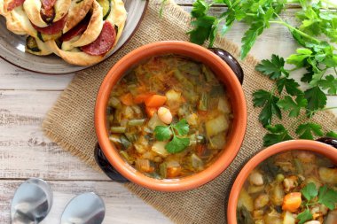 Servrd ahşap masa üzerinde çıtır pizza ile sebze çorbası. Üstten Görünüm.