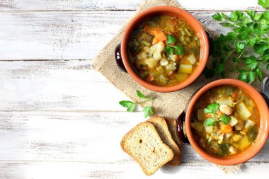 Ahşap masa üzerinde sebze çorbası. egetarian ve vegan gıda. Üstten Görünüm.