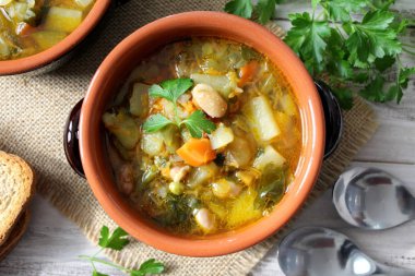 Ahşap masa üzerinde sebze çorbası. Vejetaryen ve vegan gıda. Üstten Görünüm.