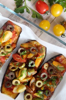 Patlıcan sebze pişirme Pan ile. Vejetaryen ve vegan gıda. Üstten Görünüm.