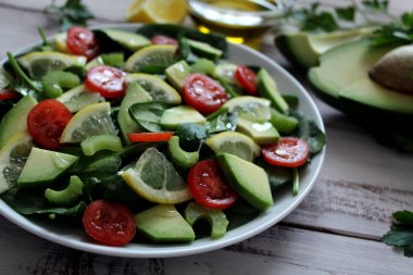 Avokado ve plaka üzerinde sebze salatası. Üstten Görünüm. Vejetaryen ve vegan gıda.