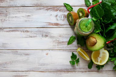 Ahşap arka plan üzerinde taze avokado güler yüzlü. Üstten Görünüm.