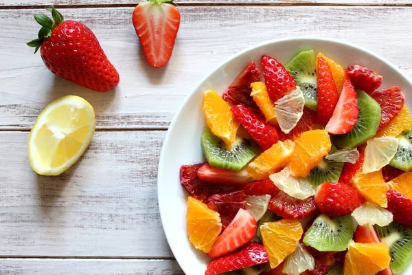 Platta Friska Färsk Fruktsallad Trä Bakgrund Ovanifrån — Stockfoto