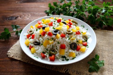 Ahşap zemin üzerinde pirinç ve sebzeli salata. Diyet yemek. Kopyalama alanı olan üst görünüm.