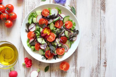 Taze sebze salatası: domates, marul, salatalık ve çiğ arkaplan. Kopyalama alanı olan üst görünüm.