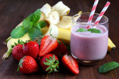 Ahşap arka planda ev yapımı meyve püresi. Kopyalama alanı olan üst görünüm.