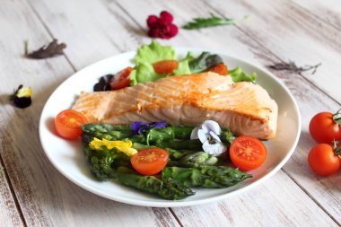 Taze salata domates ve taze sebze. sağlıklı kavramı. Üstten Görünüm. Yaz gıda.