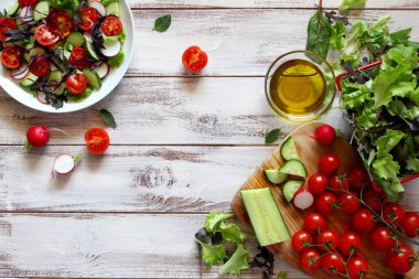 Taze sebze salatası: domates, marul, salatalık ve çiğ arkaplan. Kopyalama alanı olan üst görünüm.