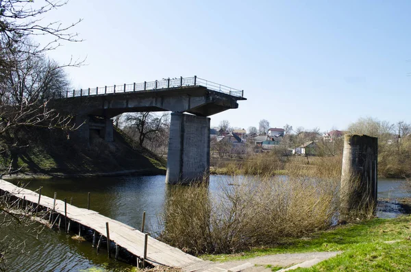 Puente arruinado sobre el río —  Fotos de Stock
