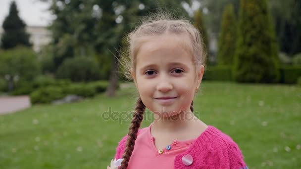 Πορτρέτο Του Χαμογελαστό Κοριτσάκι Βλέπει Κάμερα Εξωτερική — Αρχείο Βίντεο
