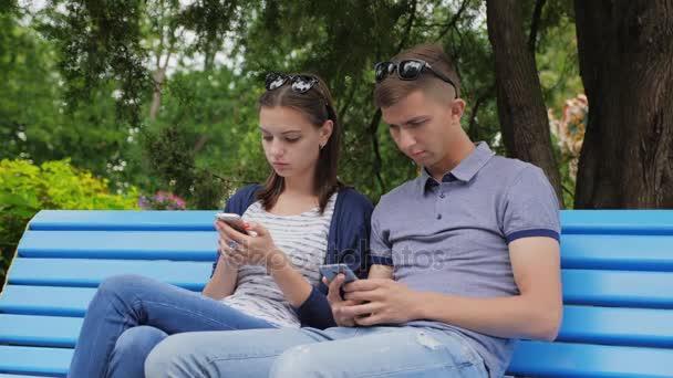 Couple Désintérêt Moment Avec Les Téléphones Plein Air Dans Parc — Video