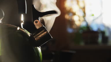 Ağır çekim: çaydanlık sabah buğulaması, yakın çekim