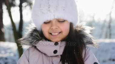 Küçük gülümseyen kız parçalı. Ağır çekim