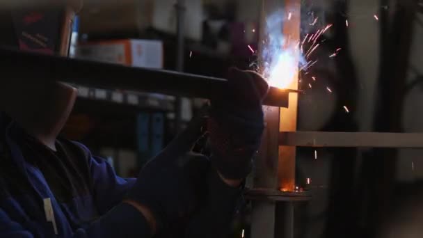 Welding works indoors — Stock Video
