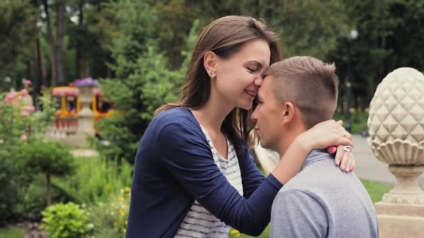 Fiatal pár csókolózás. Szerelem kapcsolatok — Stock videók