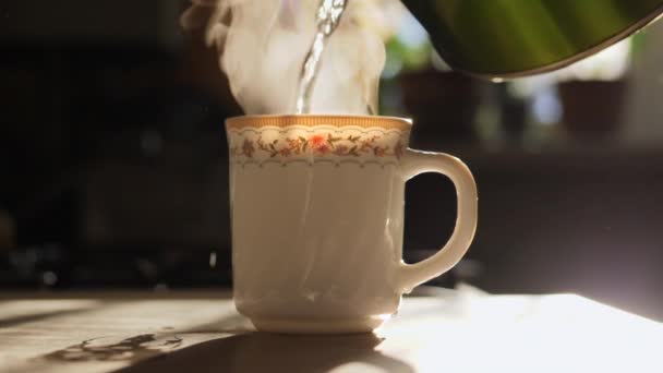 Kettle pouring boiling water into a cup. Slowmotion — Stock Video