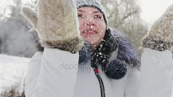 A rapariga está feliz por atirar neve. Movimento lento — Vídeo de Stock