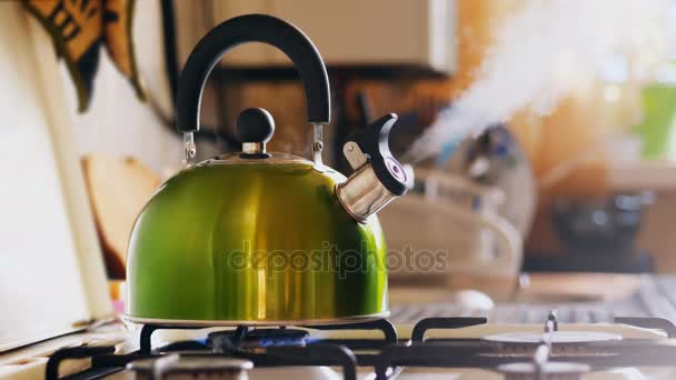 Hervidor de agua hirviendo en una estufa de gas — Vídeos de Stock