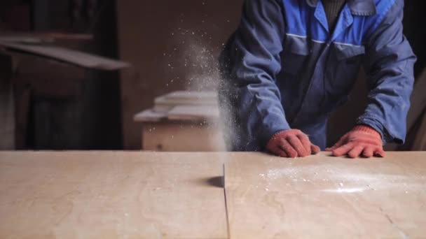 Чоловік ріже деревину машиною — стокове відео