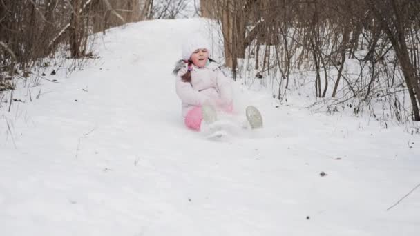 La ragazza sta cavalcando dalla collina invernale — Video Stock