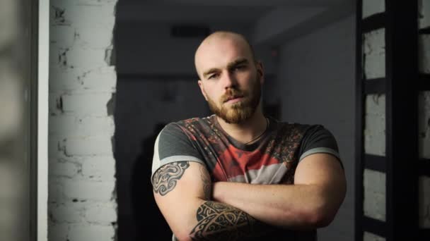 Портрет серйозної стильної бородатої людини — стокове відео