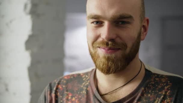 Retrato de Bonito Feliz Sorrindo Homem Barbudo — Vídeo de Stock