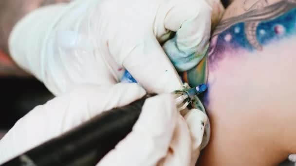 Тату художник робить татуювання в студії — стокове відео