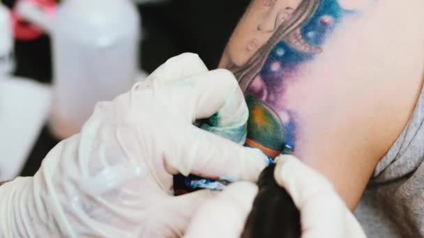 Tatuaje artista hacer tatuaje en el estudio — Vídeo de stock