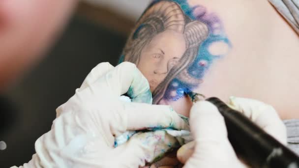 Tetováló művész, hogy tetoválás a stúdióban