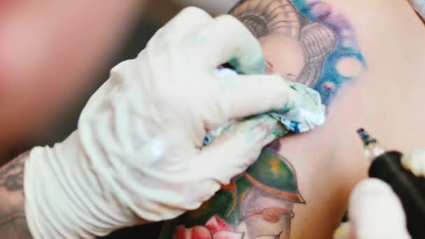 Tattoo artist make tattoo at the studio — Stock Video