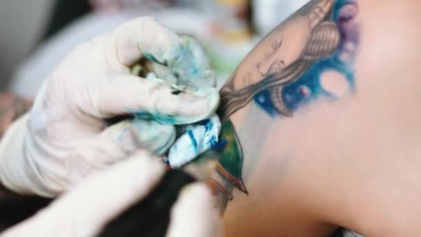 Tetovací umělec udělat tetování ve studiu