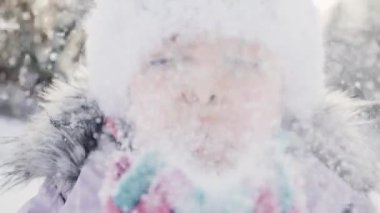 Küçük kız parçalı gülümseyen