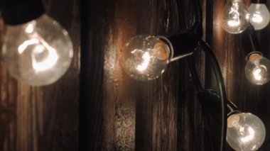 Elektrik ampulleri bağlı geceleri çelenk içinde
