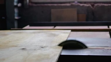 Adam kesme odun kesme makinesi gördüm