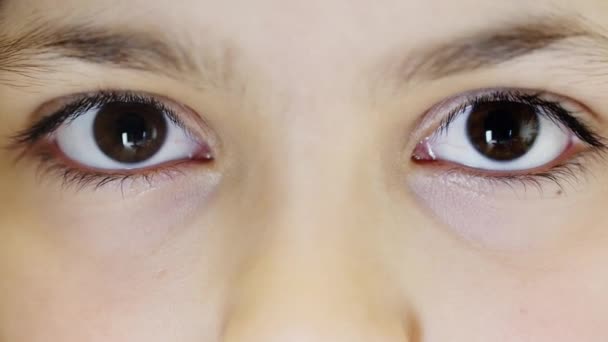 Die Augen der Mädchen. Super-Nahaufnahme — Stockvideo