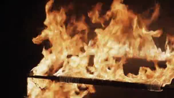 Marco de metal en llamas — Vídeos de Stock